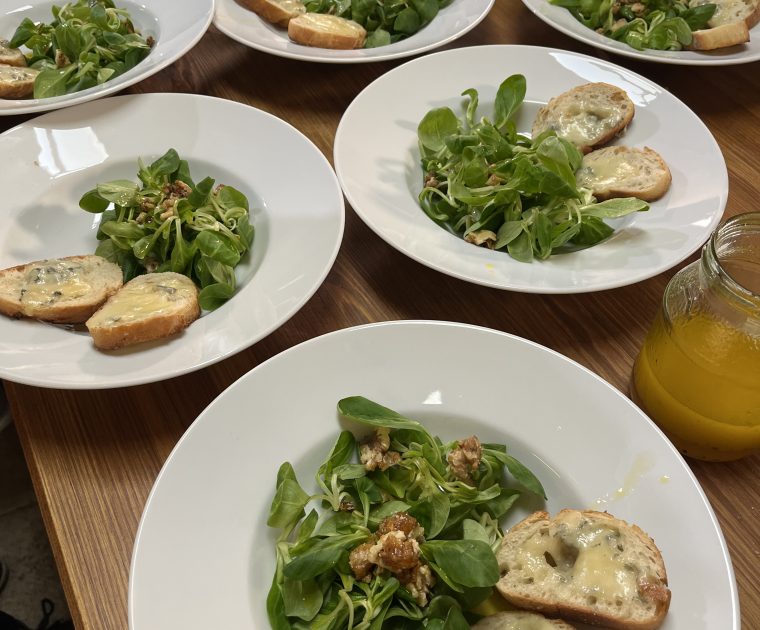 Feldsalat mit Walnüssen und Käsecroutons Rezept | SpeiseGut